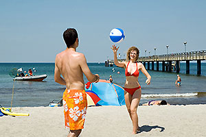 Ball spielen am weißen Sandstrand von Graal-Müritz